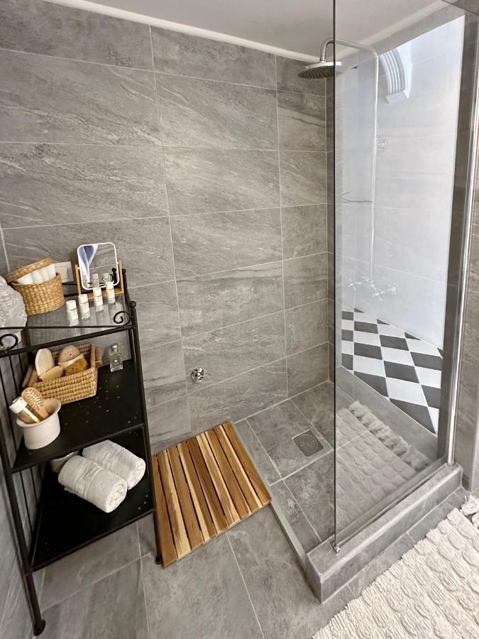 Spacious 82 M2 Two Bedroom Classy Apartment Near City Center Szaloniki Kültér fotó